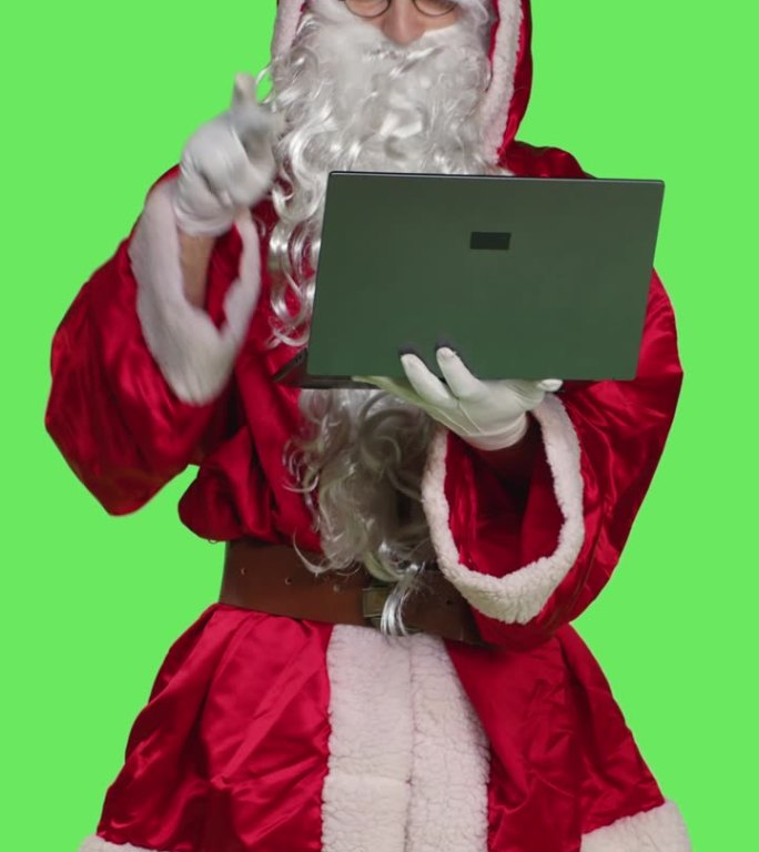垂直视频前视图酷圣诞老人性格与笔记本电脑