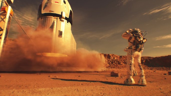 两名宇航员观看飞船降落在火星表面