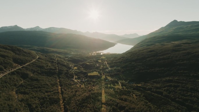 从明亮的阳光下俯瞰挪威壮丽的景色