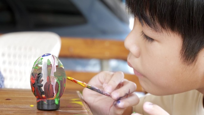 孩子们喜欢手工画彩蛋的创造性活动。