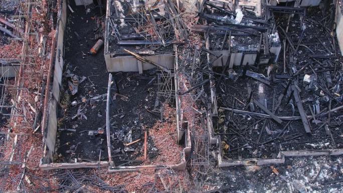 房屋在沃恩大火中严重受损。2023年4月12日，松树谷大道和泰斯顿路附近发生火灾。大风炎热干燥的一天