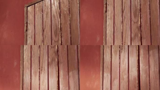 老岩石房子的木制百叶窗在白天。意大利风格的百叶窗是由阳光照亮的。墙壁和百叶窗涂上红色油漆。2023年