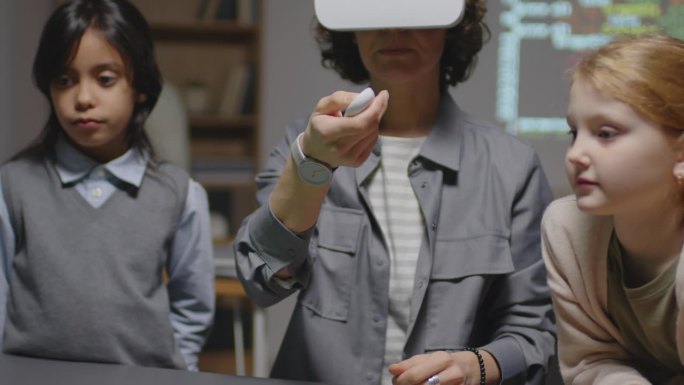 戴着VR眼镜的女老师正在做演示