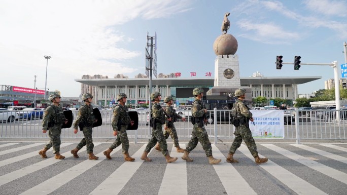 军人在火车站巡逻  绵阳火车站 绵阳地标