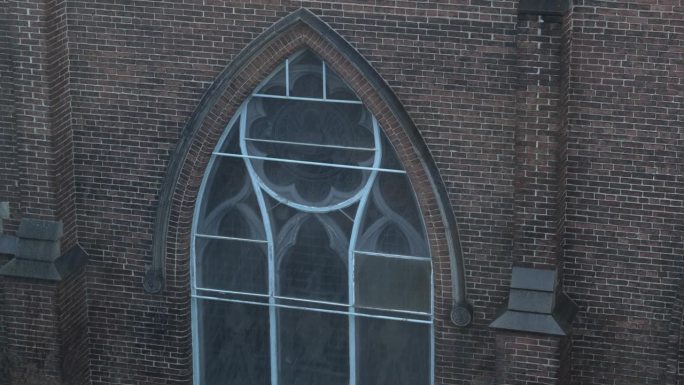 教堂窗外的4K大雨