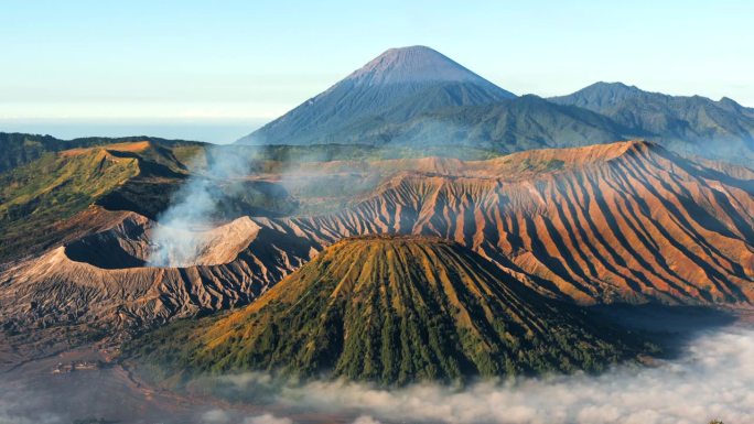 4k延时电影日出场景移动的云，雾和烟雾的喷发覆盖火山mt . Bromo, sememeru, Ba