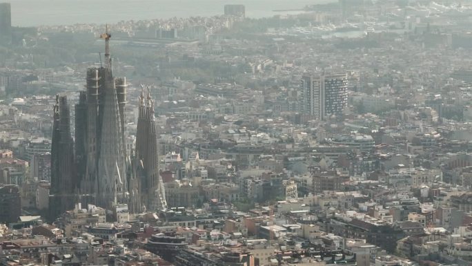 晴朗的日子巴塞罗那市著名的大教堂区建设航拍全景4k西班牙