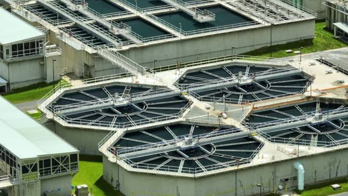 城市污水处理厂现代化净水设施鸟瞰图。从被污染的液体中去除不需要的化学物质、悬浮固体和气体的净化过程