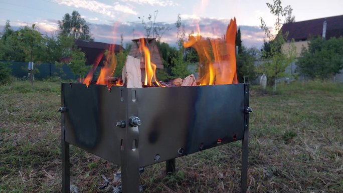 引燃羊肉串柴火的金属火盆