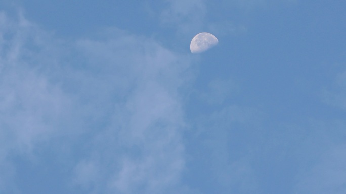 白天月亮蓝天白云