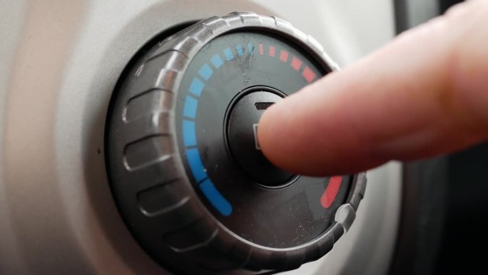 降低车内炉子的温度，关掉后窗加热器。