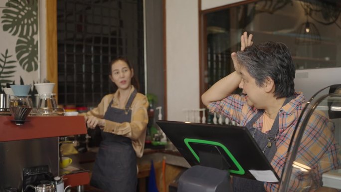 亚洲可爱的老人，老人，退休，女人。母亲和女儿在她的咖啡店工作。小企业，企业主。