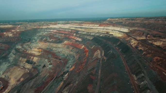 全景鸟瞰图拍摄露天矿采煤、自卸车、采石采掘业剥离工作。黄色的矿用大卡车。从无人机上看到的露天矿有很多