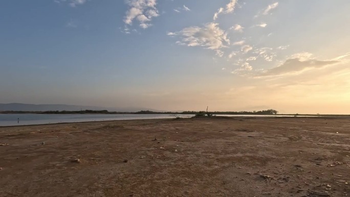 盐矿、海滩和日落地平线的横向运动镜头