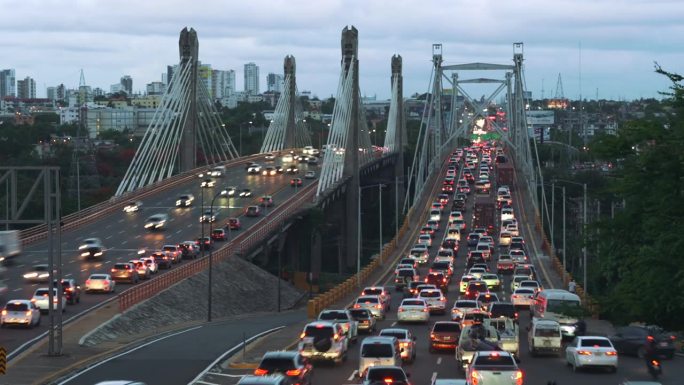 圣多明各的夜晚，许多汽车和卡车在胡安博世大桥上开着红灯快速行驶。模糊运动城市交通堵塞的背景