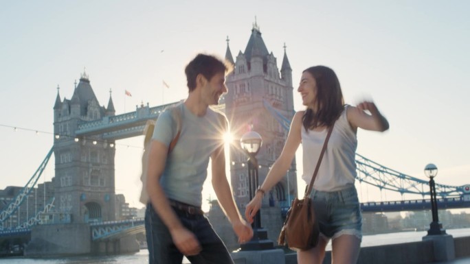 幸福的情侣在城市里傻乎乎地跳着自由舞，庆祝伦敦脱欧概念