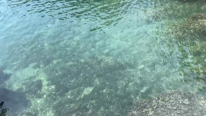 海水蓝蓝的绿松石闪闪发光的表面。