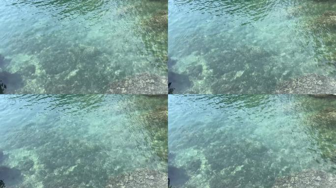 海水蓝蓝的绿松石闪闪发光的表面。