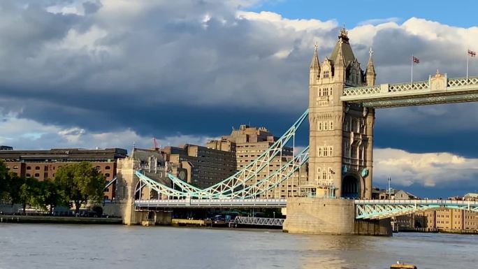 伦敦沿着泰晤士河从南岸延伸到塔桥