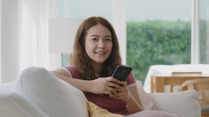 Z世代亚洲人通过手机智能聊天享受AI聊天机器人应用体验。