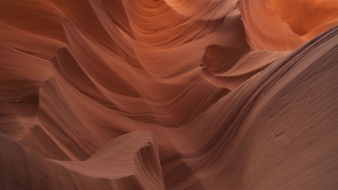 羚羊峡谷-令人印象深刻的岩层在亚利桑那州创造迷宫，抽象图案砂岩墙和阳光光束