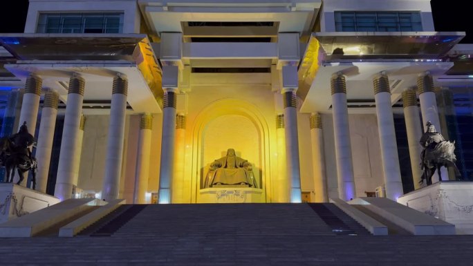 蒙古乌兰巴托的政府宫殿。苏赫巴托尔广场上的成吉思汗雕像。从下往上看。
