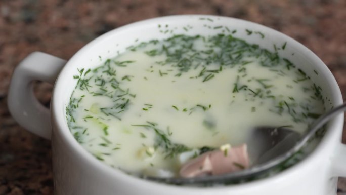 近距离观察美味的传统乌克兰冷汤被称为okroshka