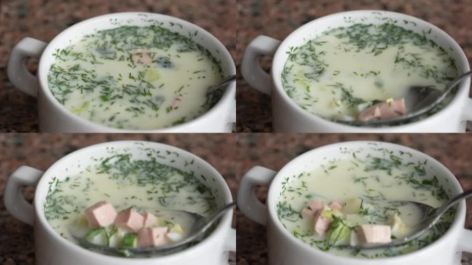 近距离观察美味的传统乌克兰冷汤被称为okroshka