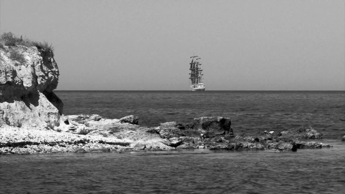 海景——岩石海岸和一艘旧帆船