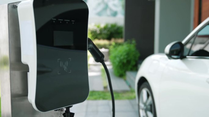为电动汽车提供清洁能源的家庭充电站的进步概念。