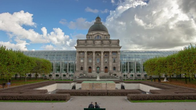 晴天慕尼黑市著名的宫殿前公园广场全景4k延时拍摄德国