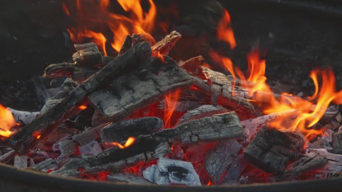 柴火燃烧-慢动作视频的火舌和烟从煤在烤架