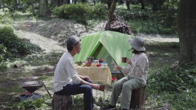 一对在大自然中露营的日本夫妇
