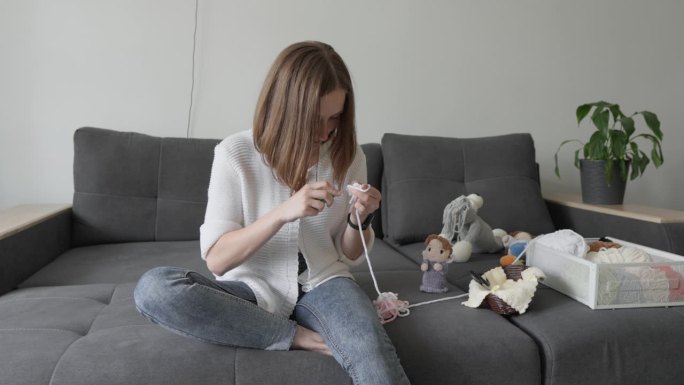 这位女针线匠优雅地编织着amigurumi，创造出独特的纺织玩具，为家庭打开了通往幻想和欢乐世界的大
