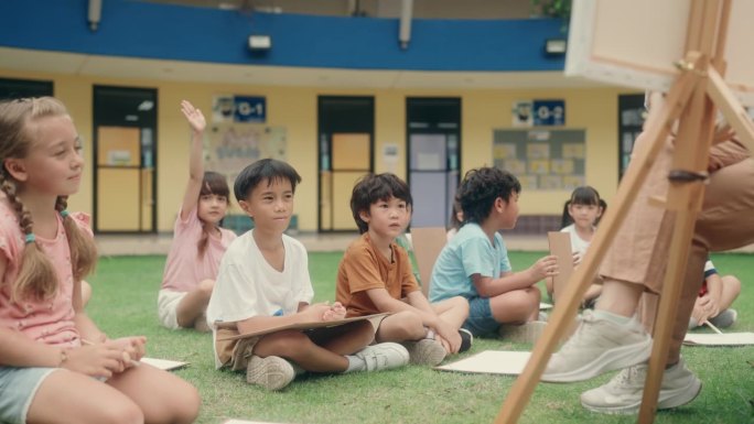 小学生与女老师在户外校园探索水彩艺术。幼儿园。回到学校。教育。