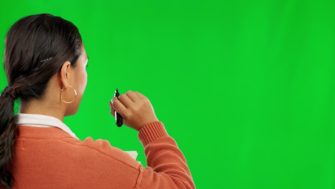 亚洲女性，老师，在绿色的屏幕上用笔写字，或者在演播室背景下的课堂模型。快乐女性的肖像，为问题、学习或