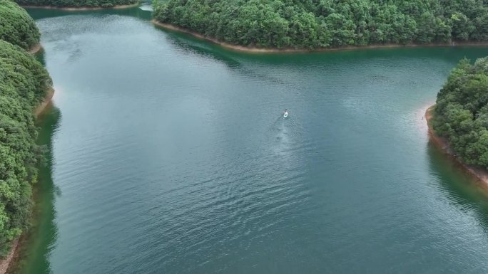 一个男人在湖里玩划桨冲浪