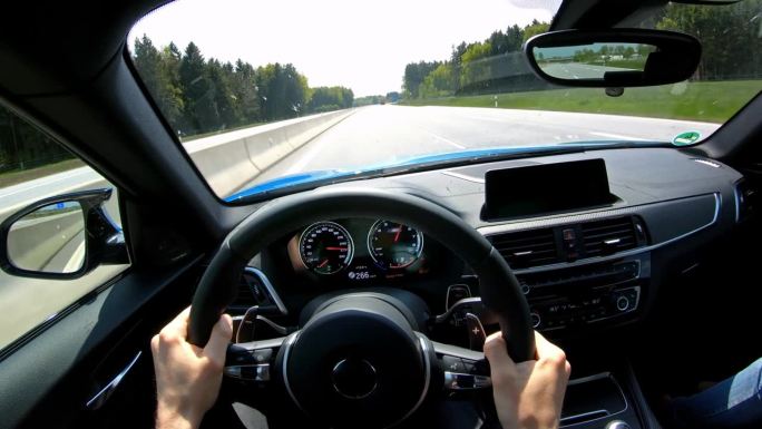在无限制的德国高速公路上超速，POV驾驶