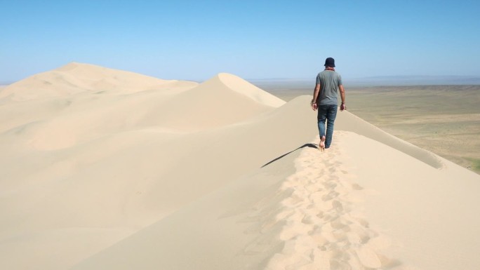 游客在蒙古戈壁沙漠中探索著名的洪多林埃尔斯沙丘