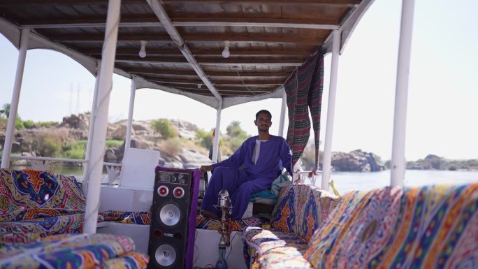 中年男子在尼罗河上驾船，埃及
