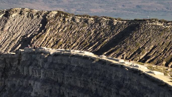 鸟瞰图环绕卡瓦伊真火山，火山口上有烟雾，绿松石湖，印度尼西亚爪哇一座活火山的硫磺开采