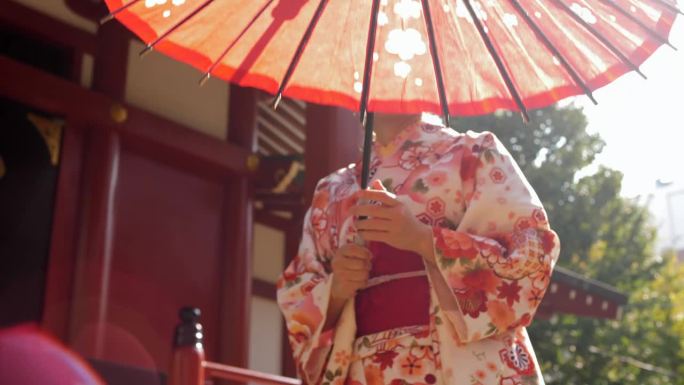 日本文化:穿和服、撑红伞的女人