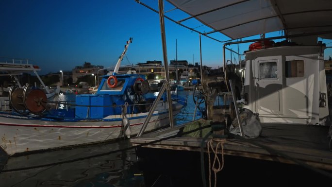 渔船夜间停泊在码头上。
