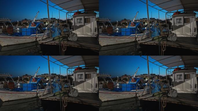 渔船夜间停泊在码头上。