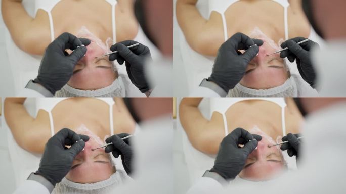 美容师用一种特殊的工具洗脸