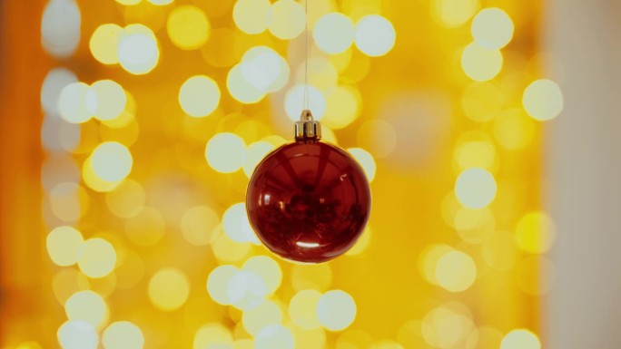 以闪烁的圣诞彩灯为背景的美丽散景圣诞树装饰