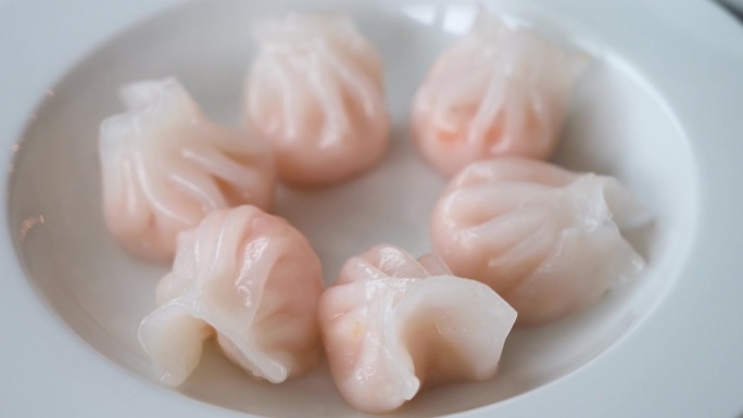 作为粤菜和点心体验的一部分，蒸虾饺菜被陈列在桌子上。