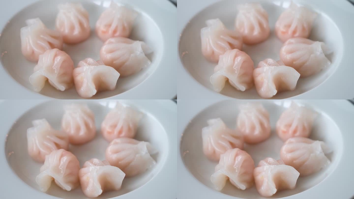 作为粤菜和点心体验的一部分，蒸虾饺菜被陈列在桌子上。