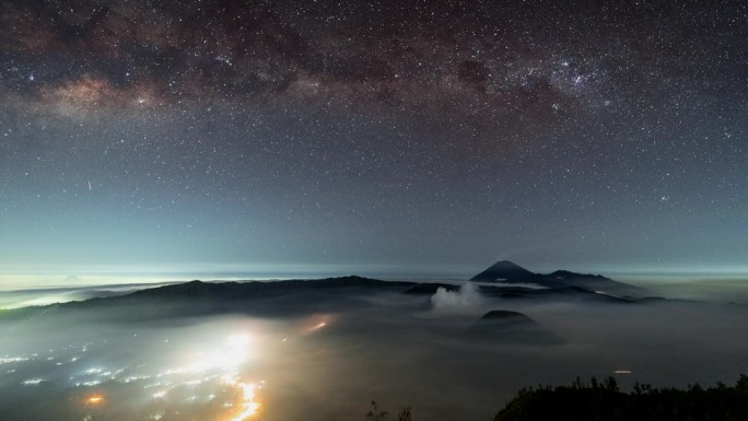 4k延时电影日落到夜景的移动云，雾和烟雾的喷发覆盖火山mt . Bromo, sememeru, B