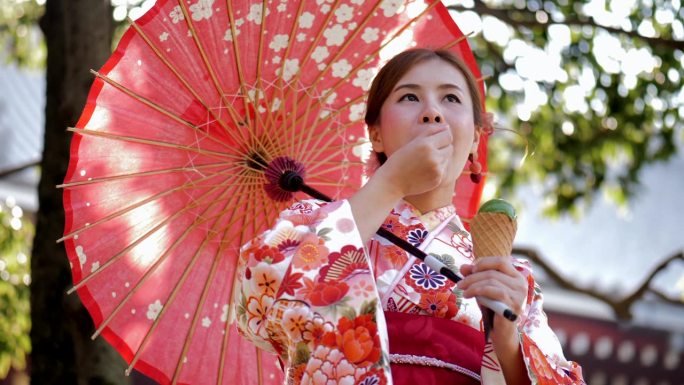 穿着和服的日本妇女正在吃冰淇淋